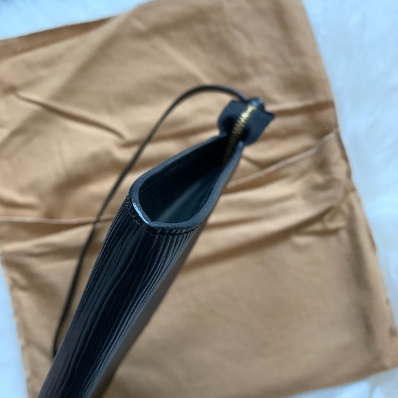 [SOLD] Louis Vuitton Epi black leather pochette - Picture 7 of 12